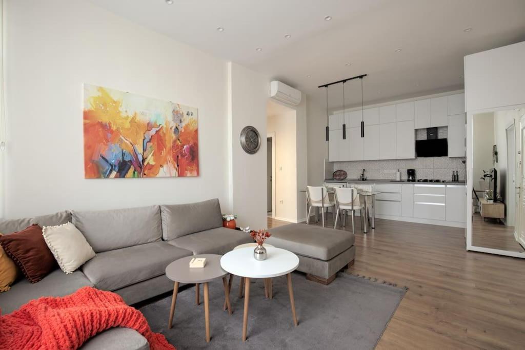 Modern Flat With Location Near Nisantasi Apartment