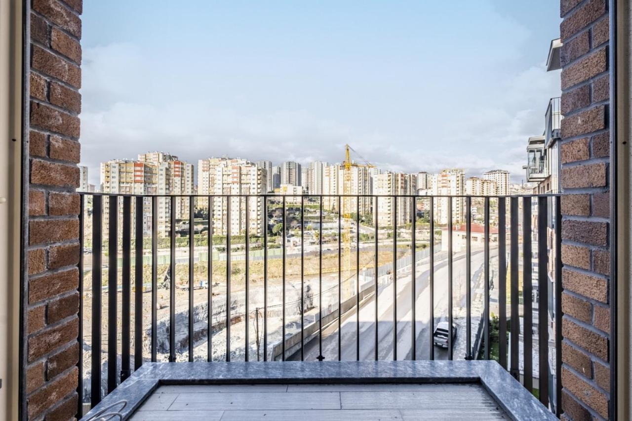 Flat With Balcony In Umraniye