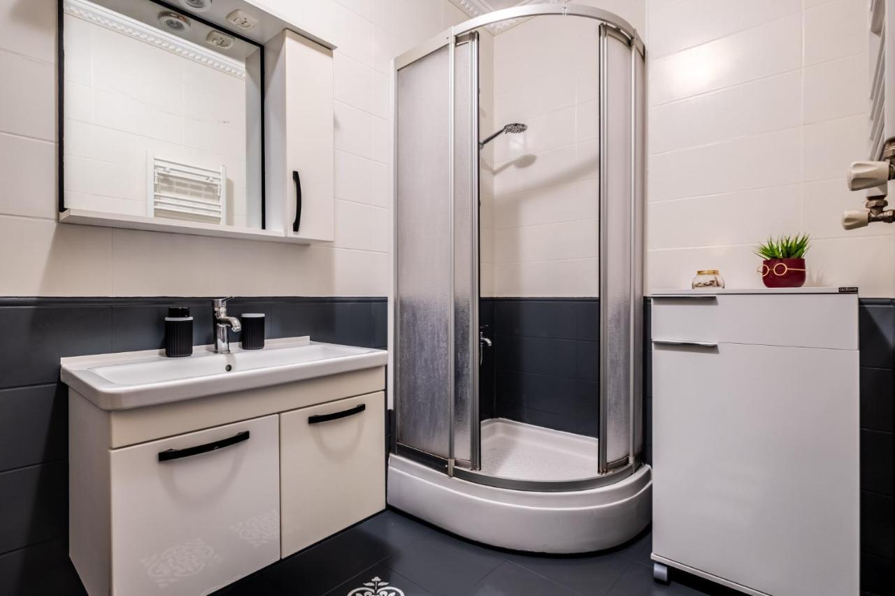 Daire Flat Near Shopping Malls In Kagithane İstanbul