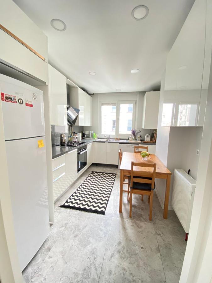 New Building Lovely Modern Apt With 90mbs Fiber Internet 5min Walking To Bagdat Street Apartment