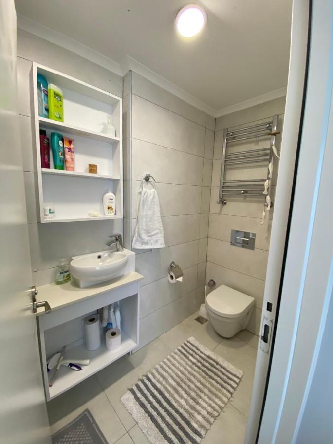 New Building Lovely Modern Apt With 90mbs Fiber Internet 5min Walking To Bagdat Street Apartment