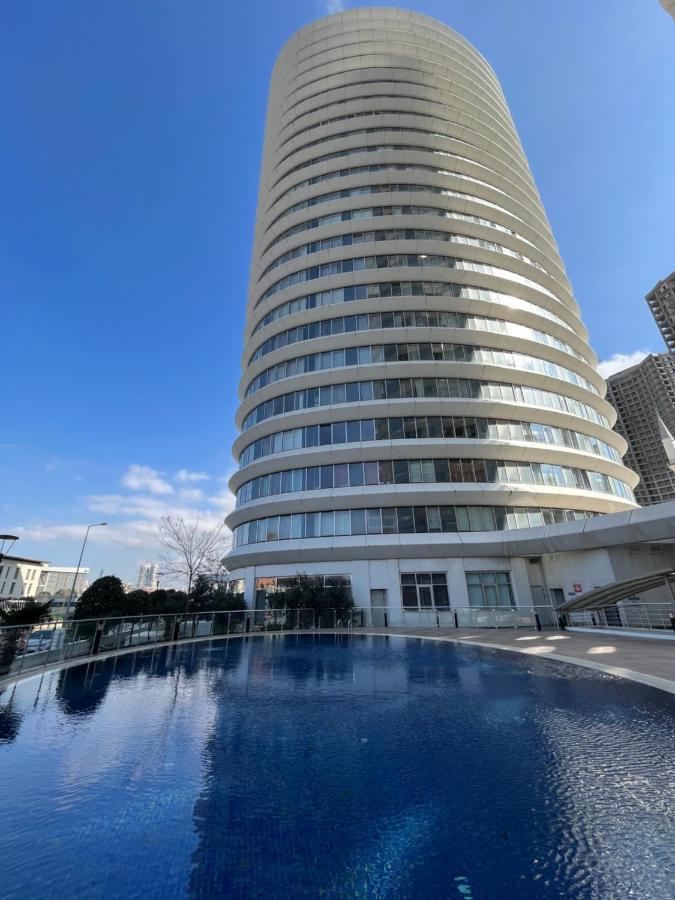 Luxury With Pool In The Center Of Apartment