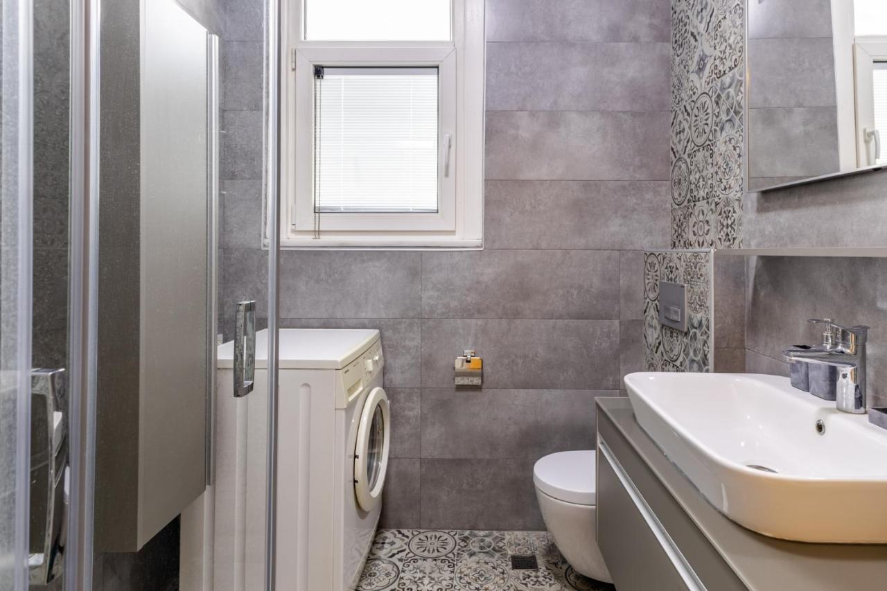 Flat With Balcony And Bosphorus View In Beyoglu Apartment *