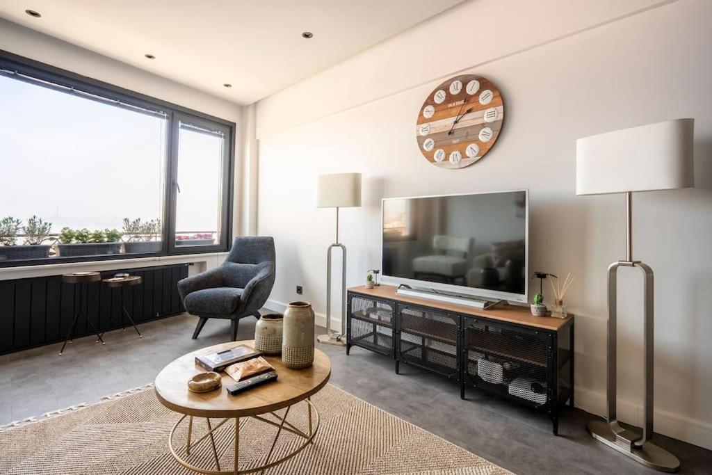 Svm With A Sea View In Nisantasi Apartment *