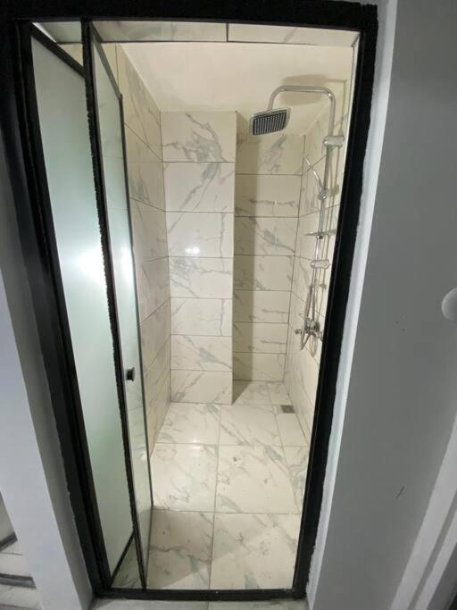 Renovated 2br Near Metro Apartment *