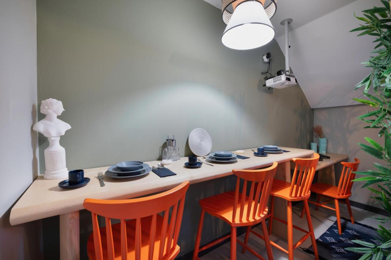 Artful W/projector In Beyoglu, Cihangir Apartment
