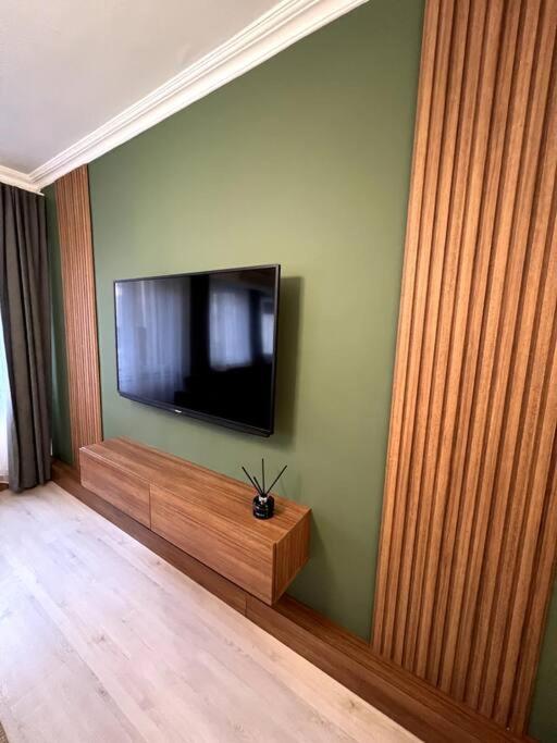 Cozy 2br Renovated 1 Min To Metro Apartment *