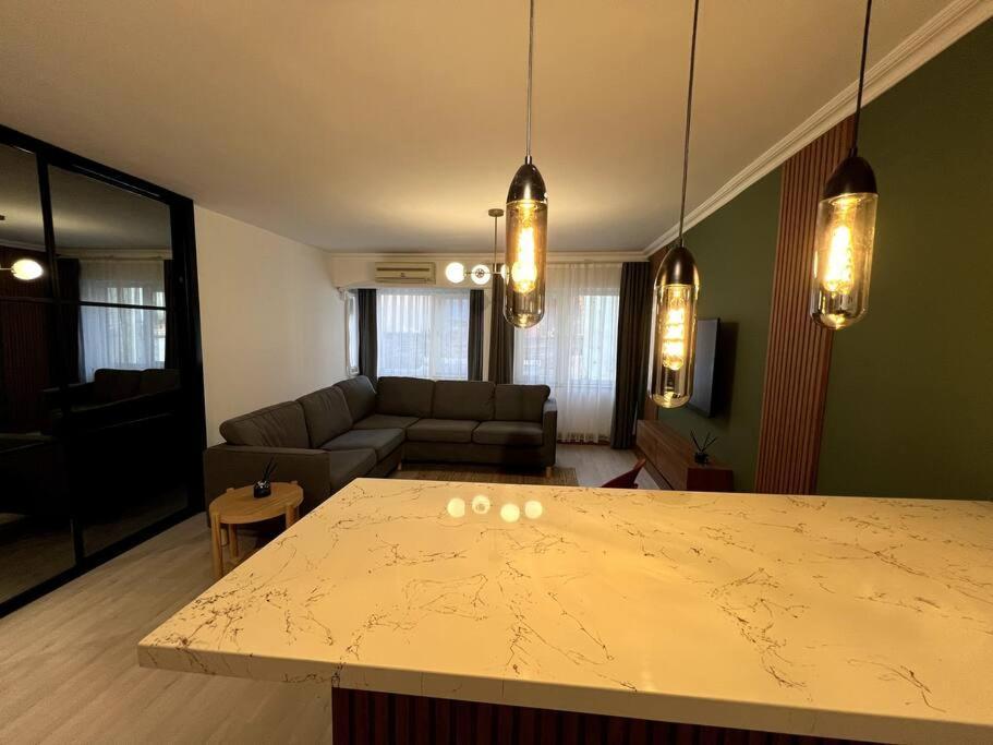 Cozy 2br Renovated 1 Min To Metro