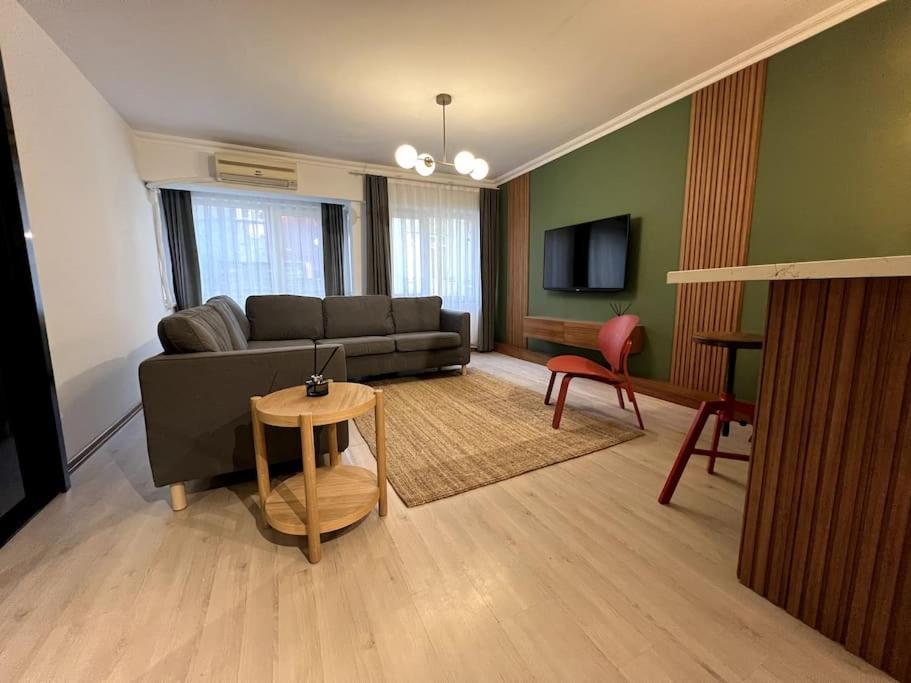 Cozy 2br Renovated 1 Min To Metro Apartment