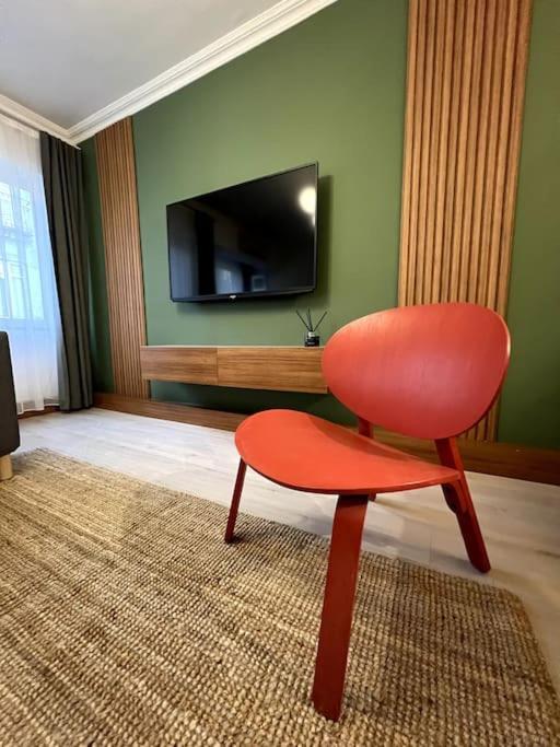 Cozy 2br Renovated 1 Min To Metro *