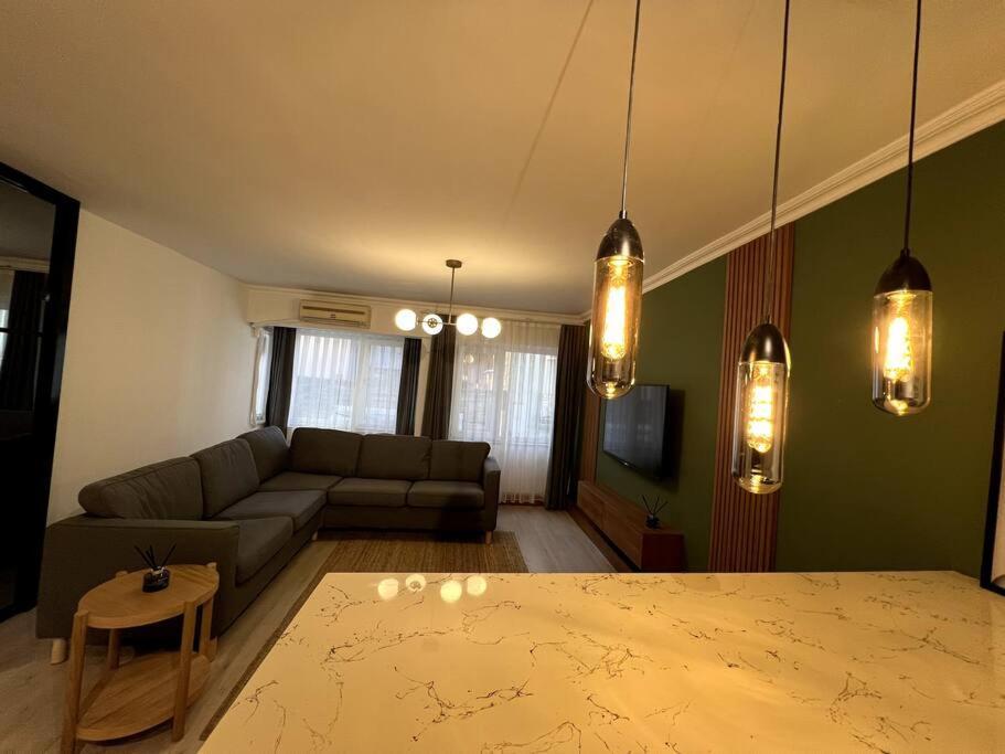 Cozy 2br Renovated 1 Min To Metro Apartment
