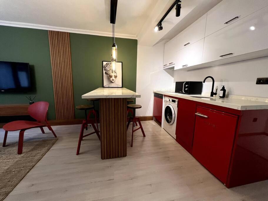 Cozy 2br Renovated 1 Min To Metro Apartment