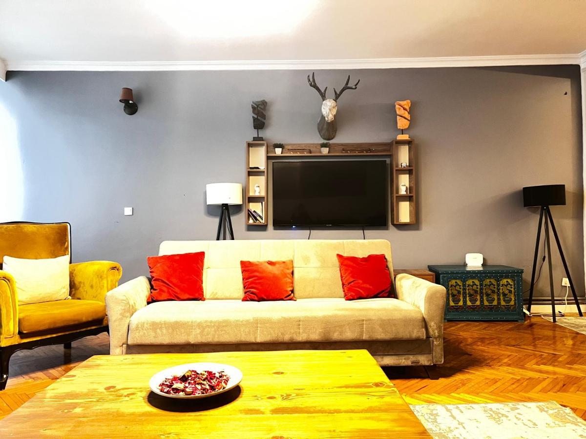 Apartment Spacious Family Flat , 3br, 2ba *