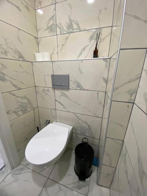 Renovated 2br Near Metro Apartment