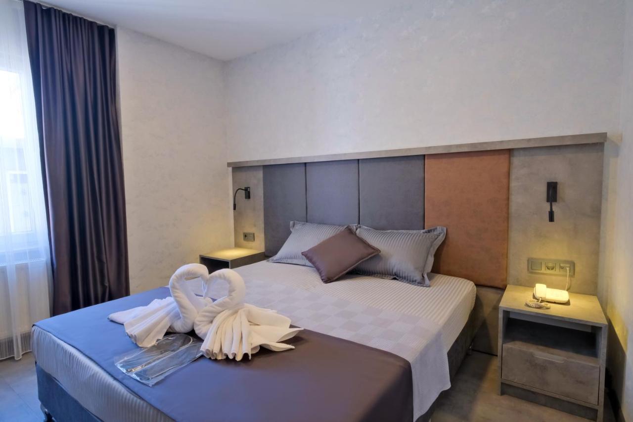 The Queen Hotel 2*
