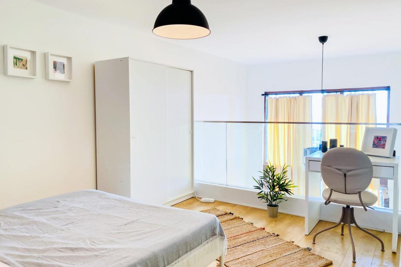 Cozy Loft With Skyline View In Modern Apartment *
