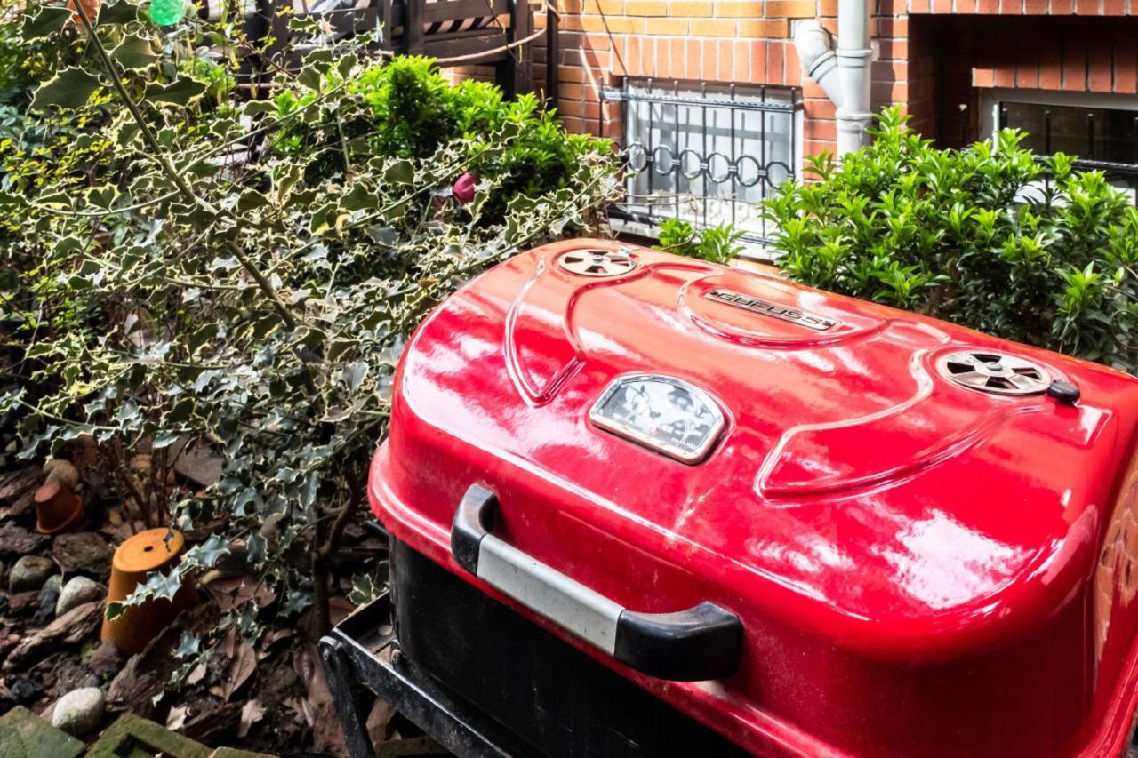Delightful With Backyard And Bosphorus View In Uskudar Daire