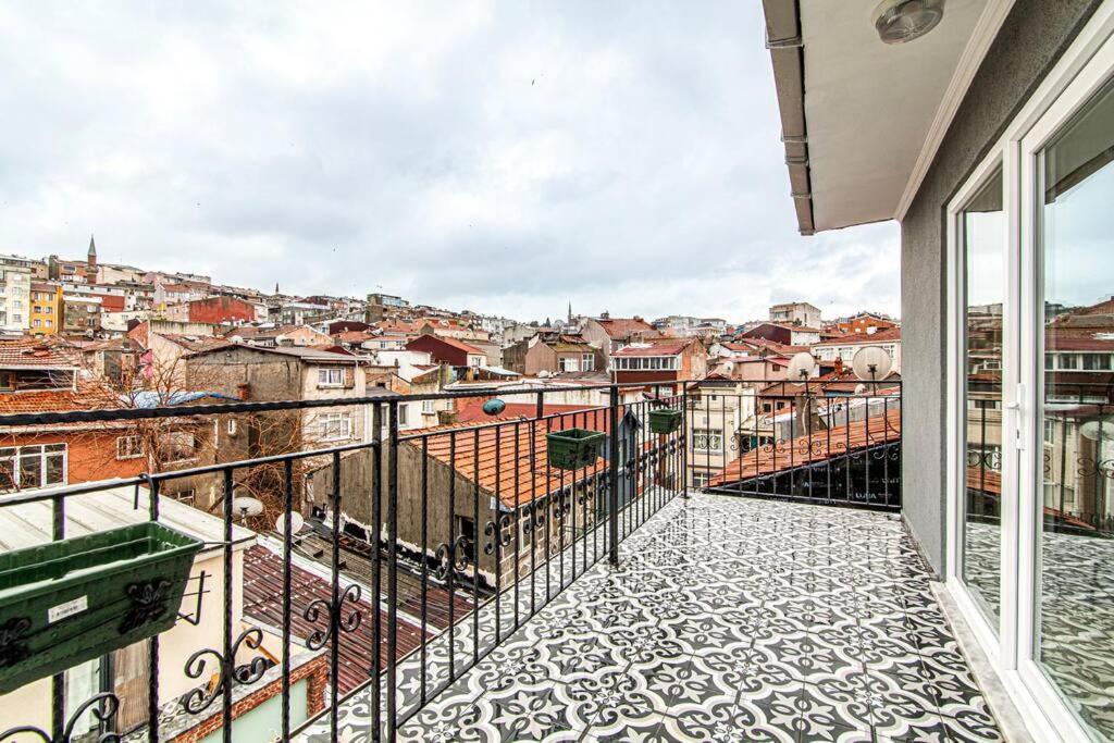 Flat With Terrace In Balat, Fatih Apartment