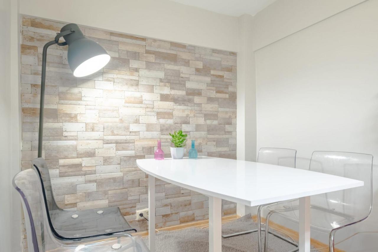 Colorful And Flat With Balcony In Kadikoy *