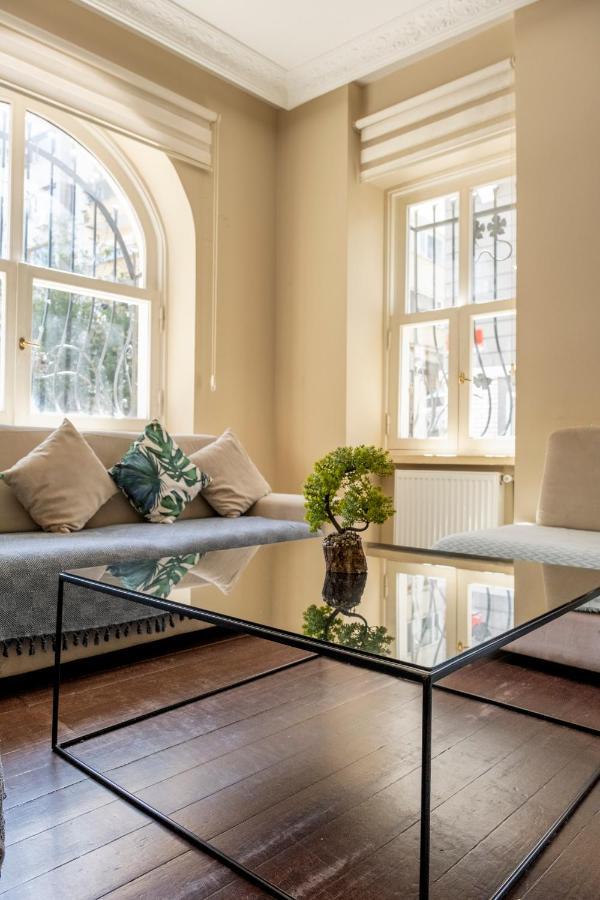 Designer Flat, 3br, 2ba *