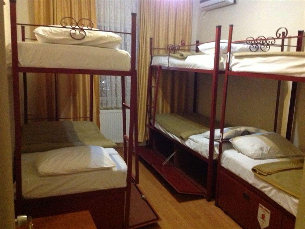Big Apple Hostel *