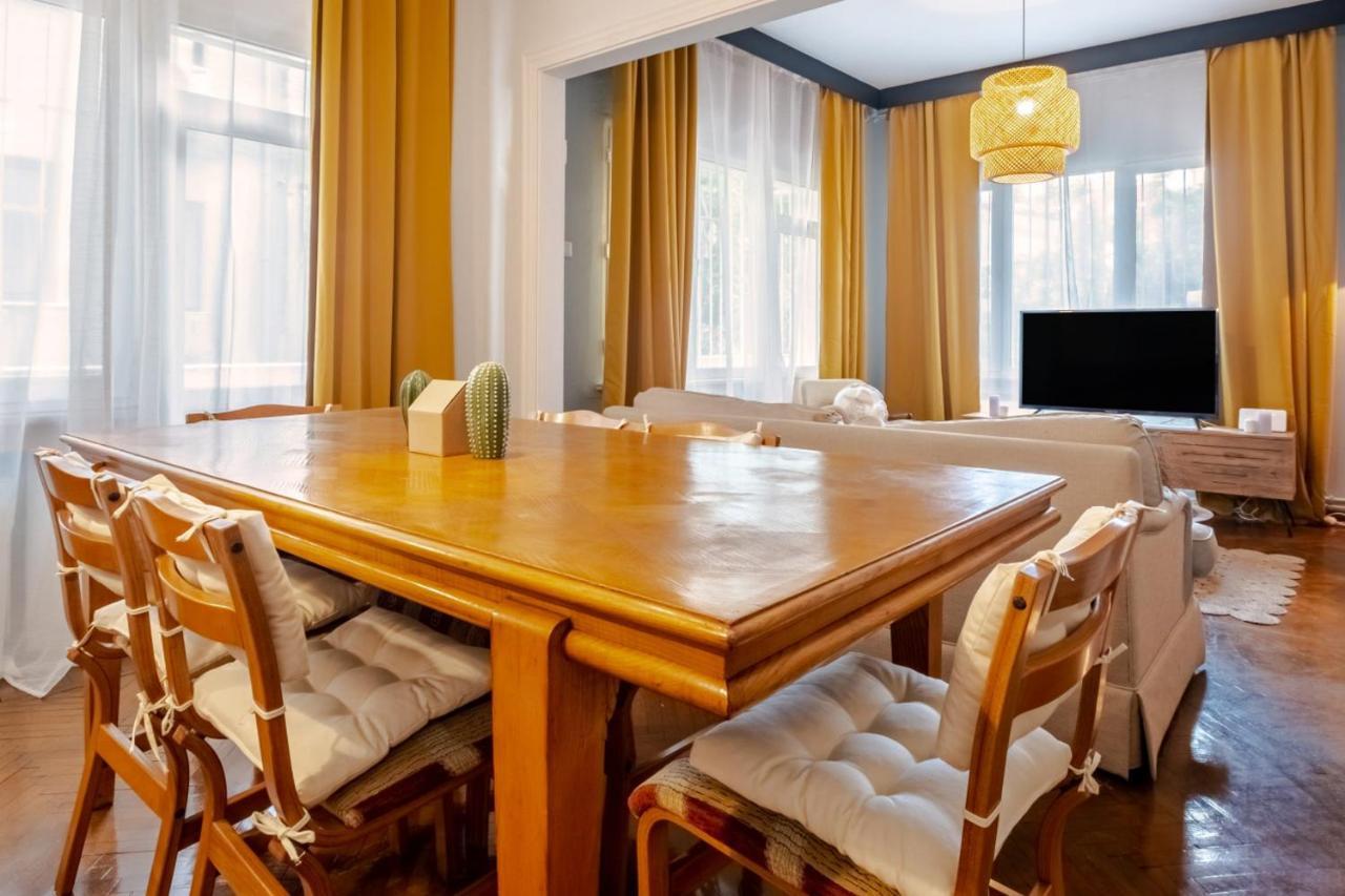 Apartment With Balcony Close To Taksim In Cihangir *