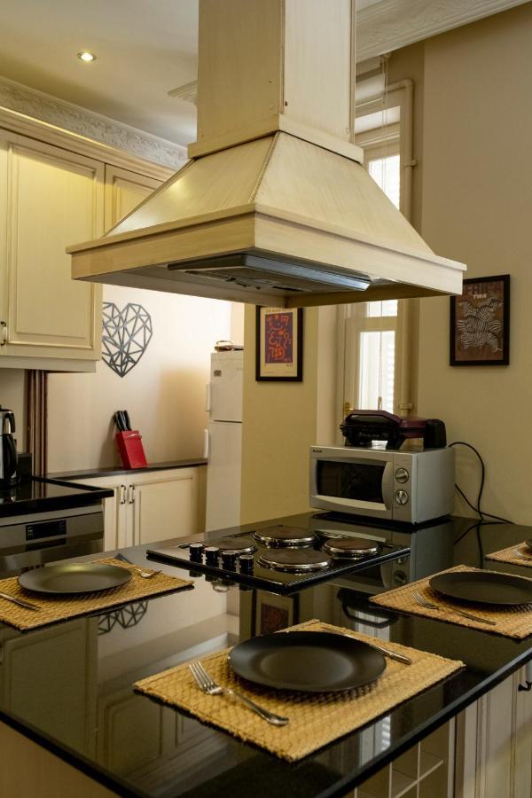 Designer Flat, 3br, 2ba Apartment *