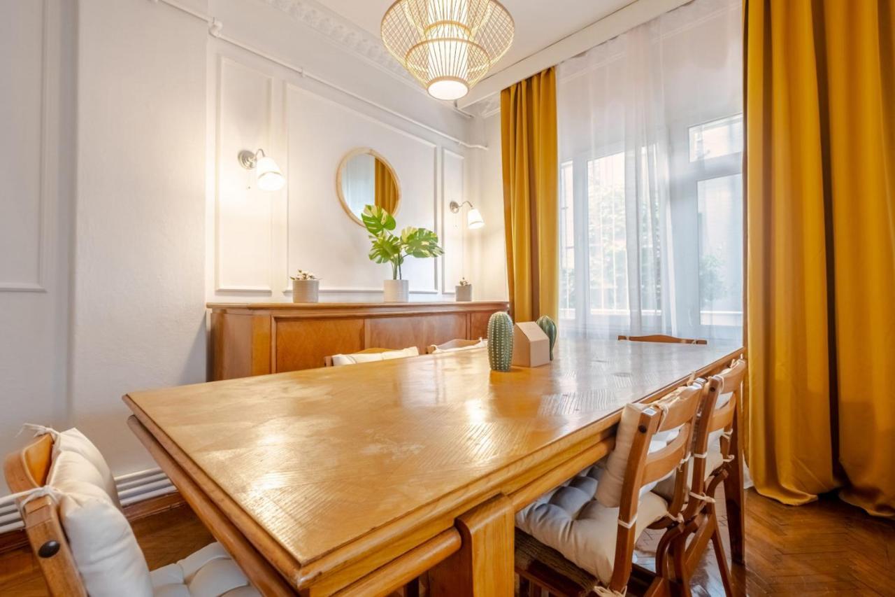 With Balcony Close To Taksim In Cihangir *