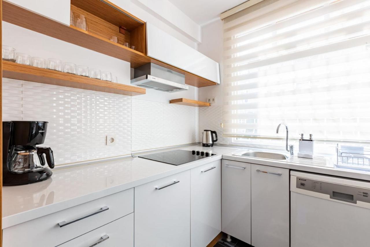 Spacious On Bagdat Street Kadikoy Apartment