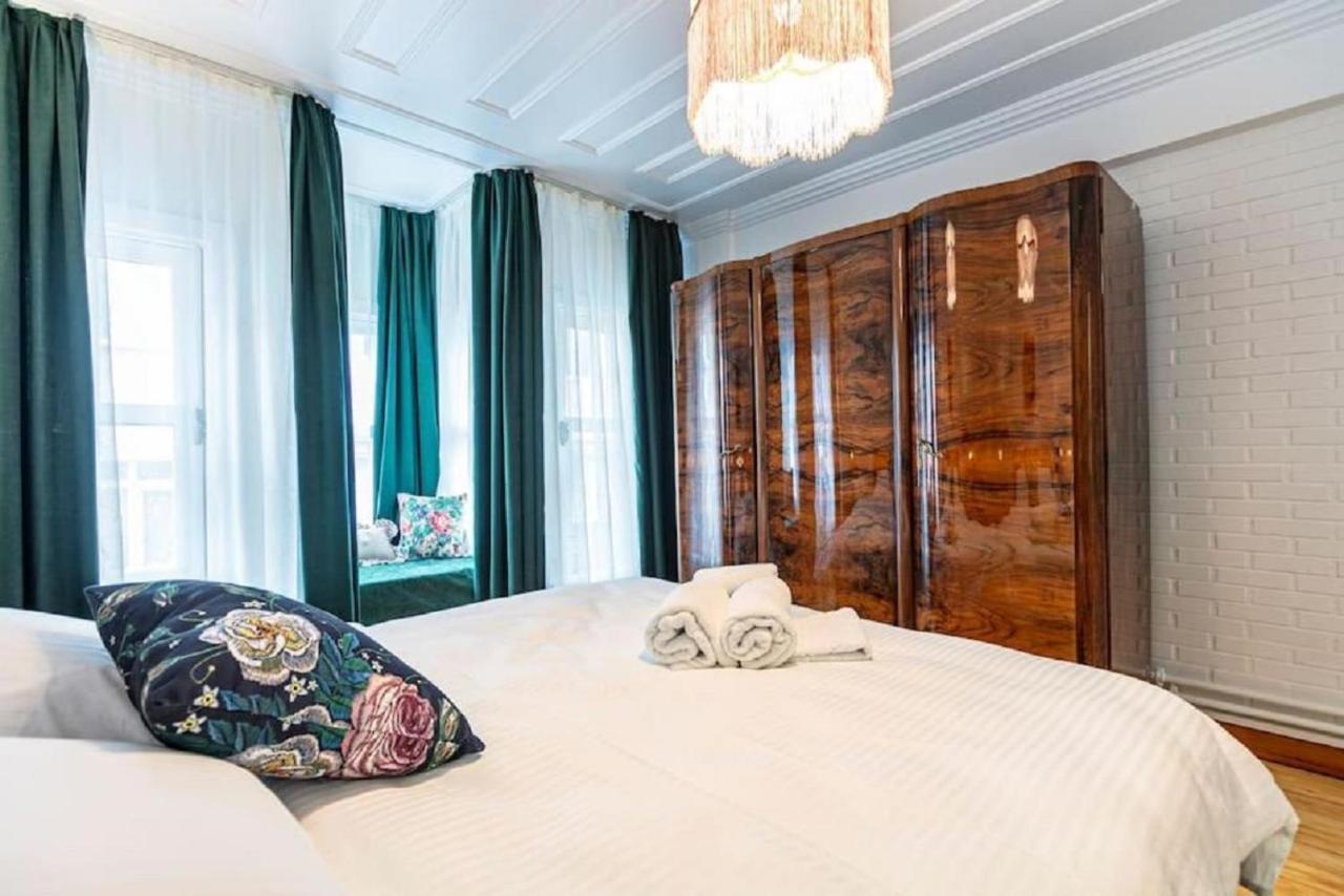 Historical 4-br Steps From Besiktas Stadium & Bosphorus Views - Prime Nisantasi Location! İstanbul