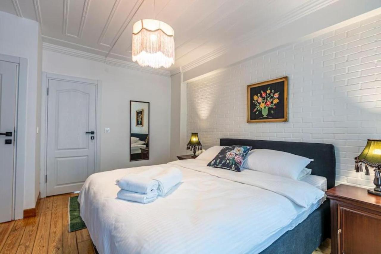 Daire Historical 4-br Steps From Besiktas Stadium & Bosphorus Views - Prime Nisantasi Location! *
