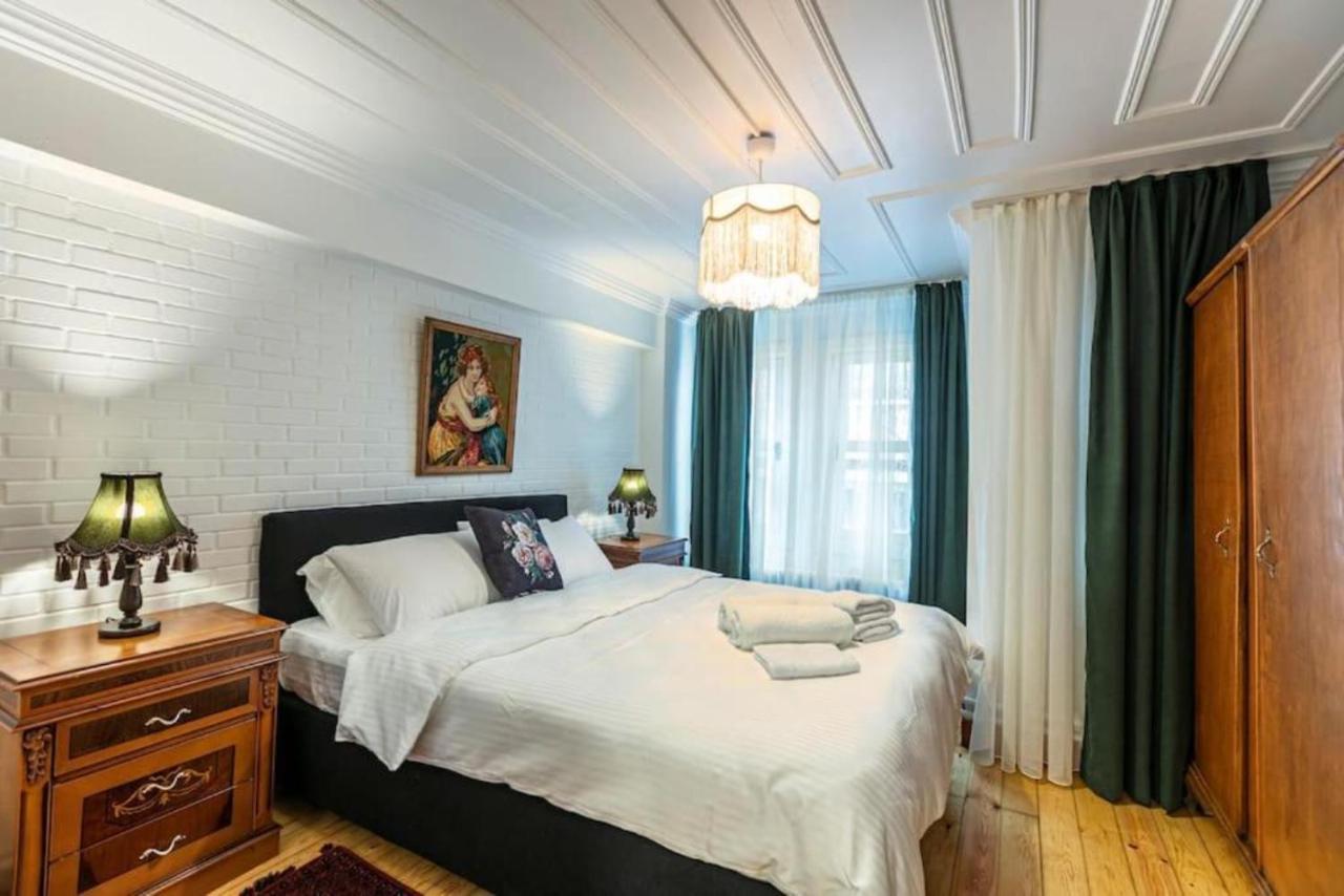Historical 4-br Steps From Besiktas Stadium & Bosphorus Views - Prime Nisantasi Location! Apartment
