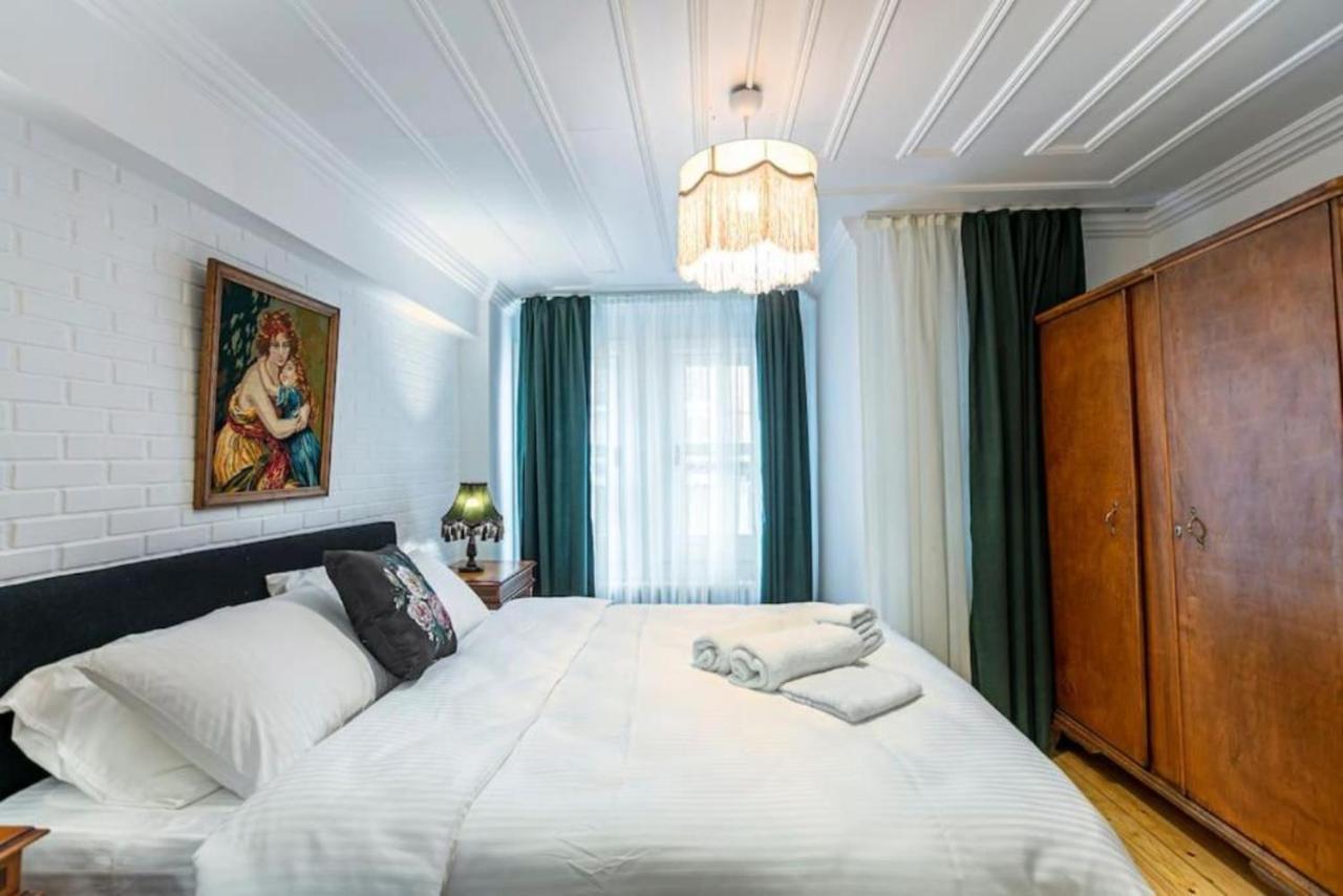 Historical 4-br Steps From Besiktas Stadium & Bosphorus Views - Prime Nisantasi Location!