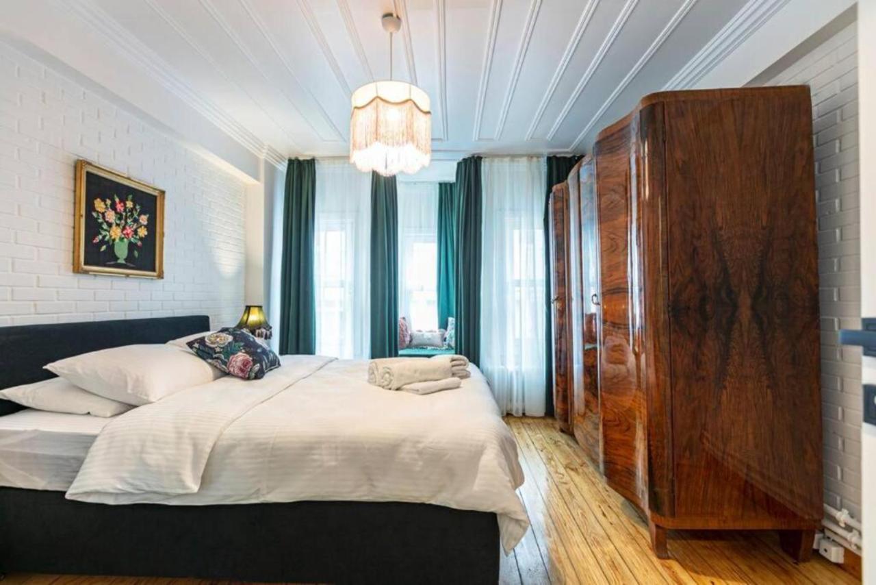 Historical 4-br Steps From Besiktas Stadium & Bosphorus Views - Prime Nisantasi Location! Daire