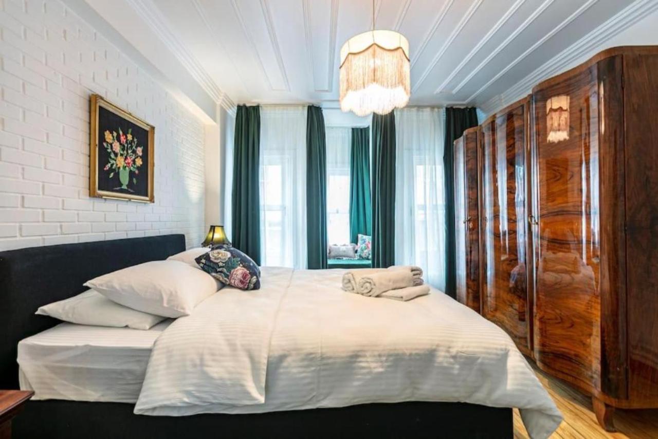 Historical 4-br Steps From Besiktas Stadium & Bosphorus Views - Prime Nisantasi Location! *
