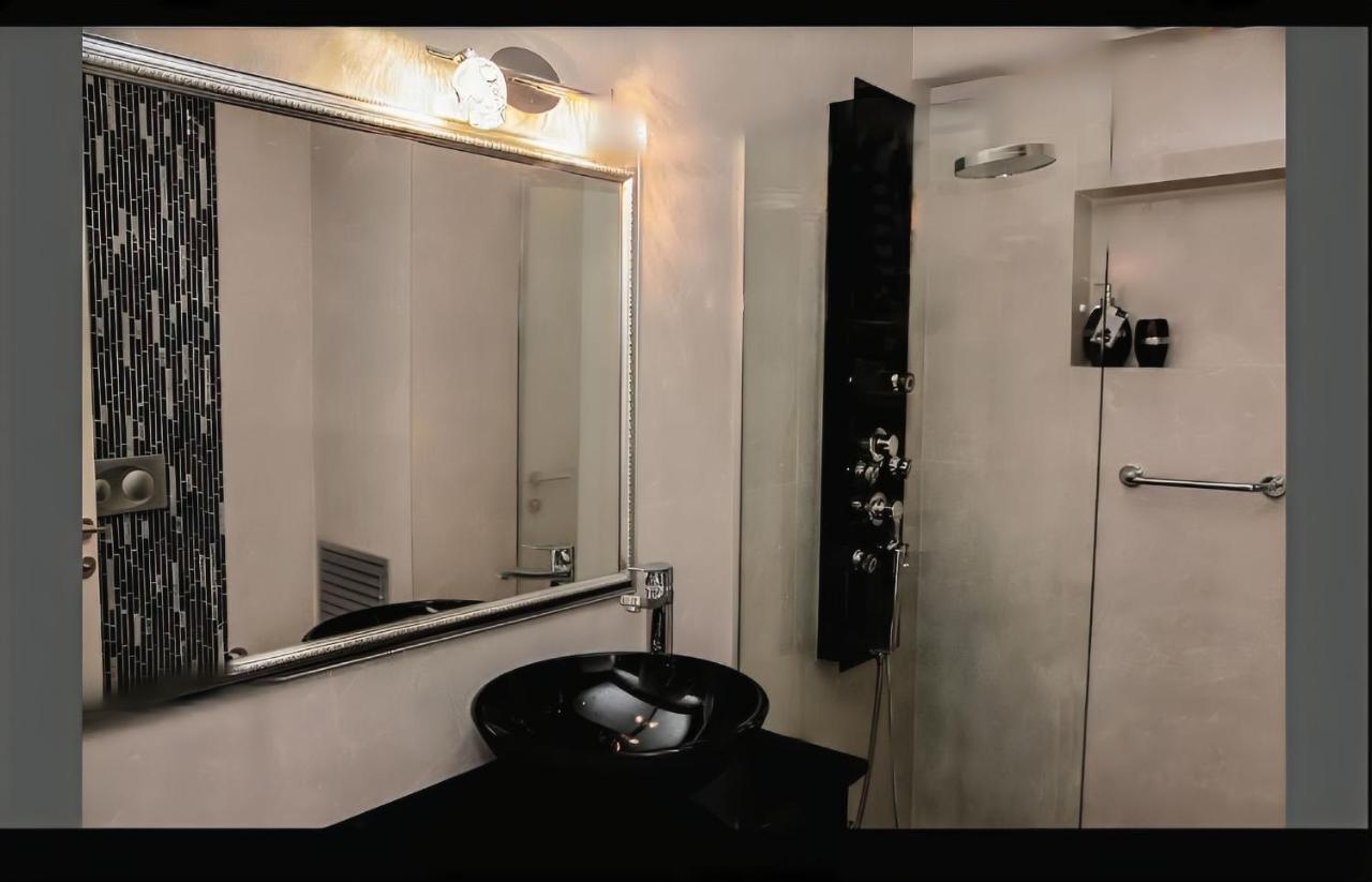 Pera Hotel *