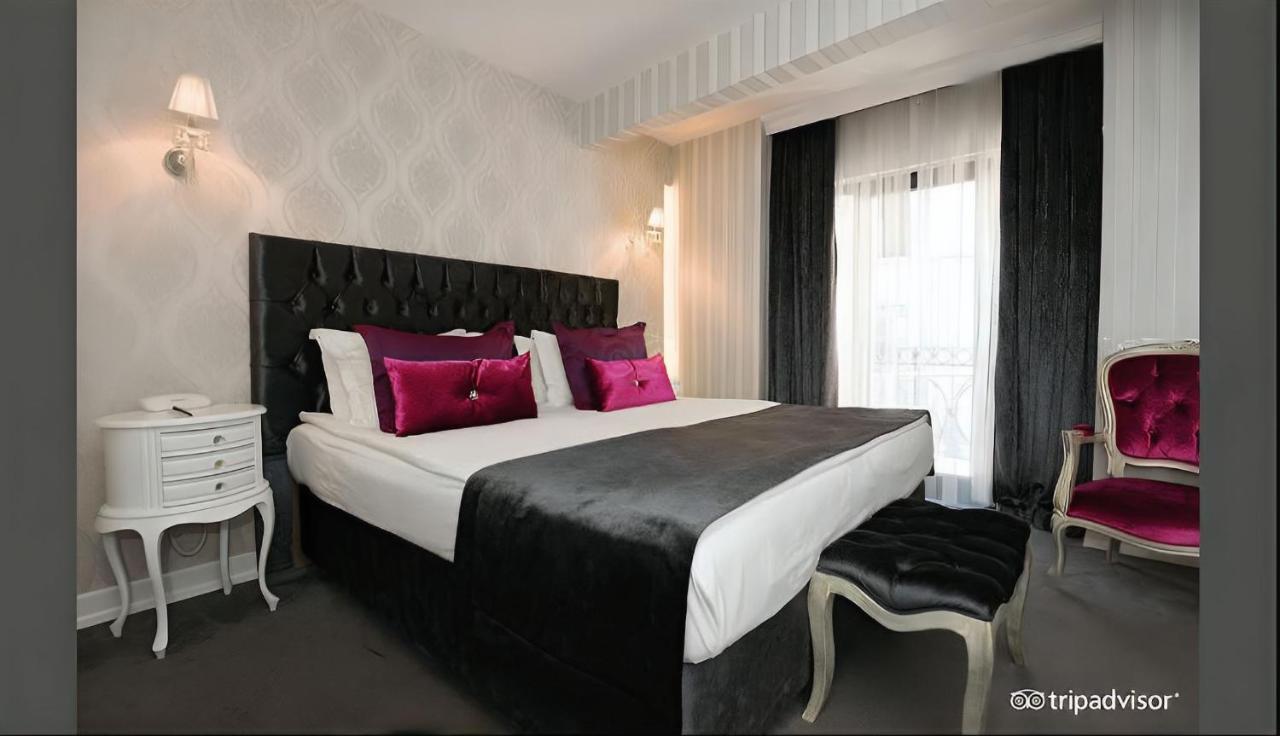 Pera Hotel *