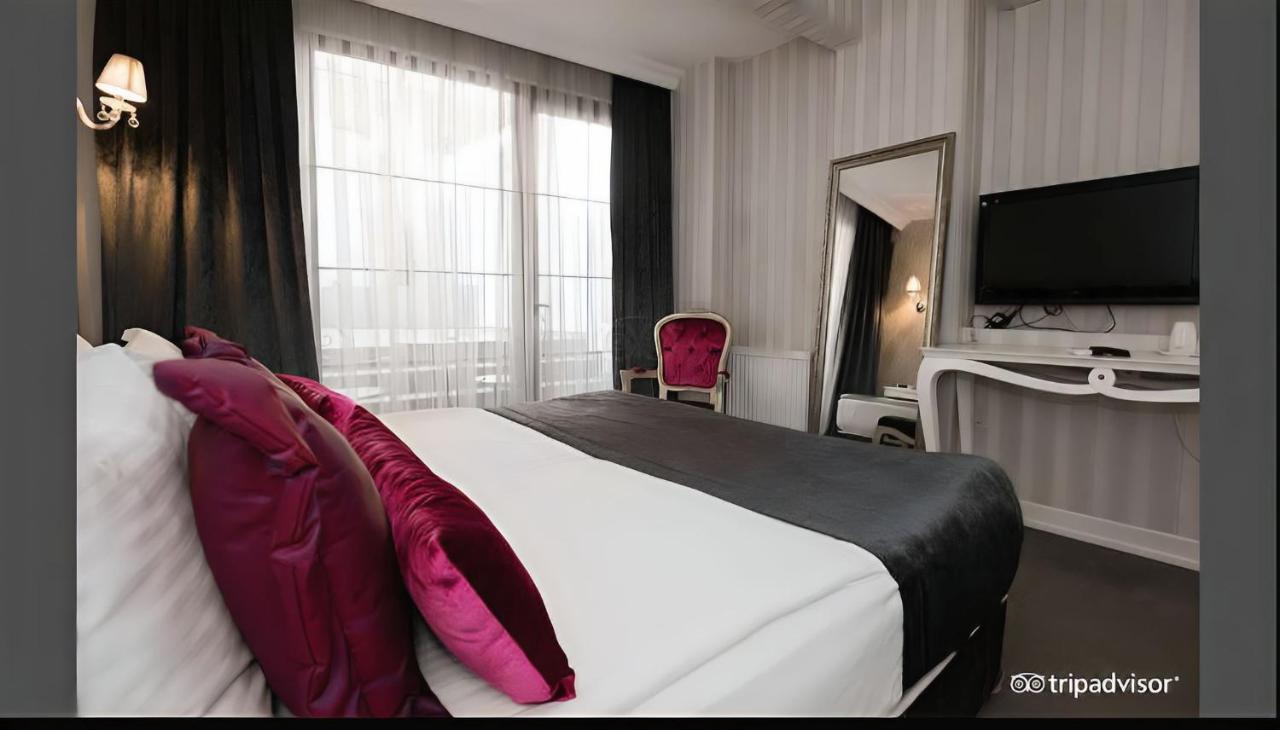 Pera Hotel *