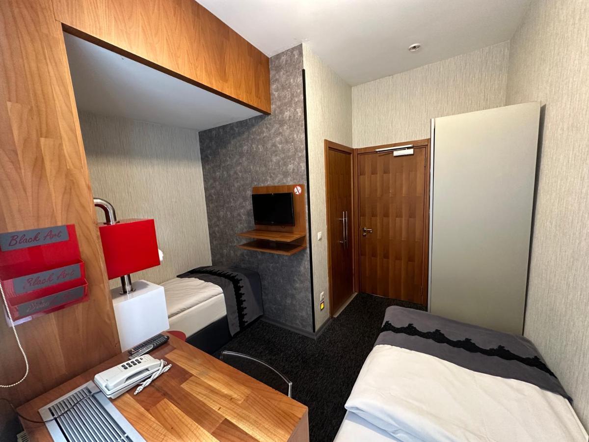 Black Art Otel *