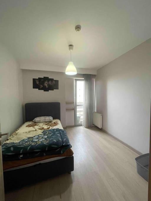Acik Havuz Ve Deniz Manzarasi Sunan Site Ev Istanbul