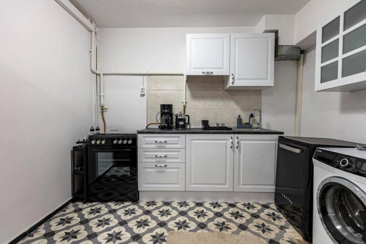 Historical 4-br Steps From Besiktas Stadium & Bosphorus Views - Prime Nisantasi Location! Daire *
