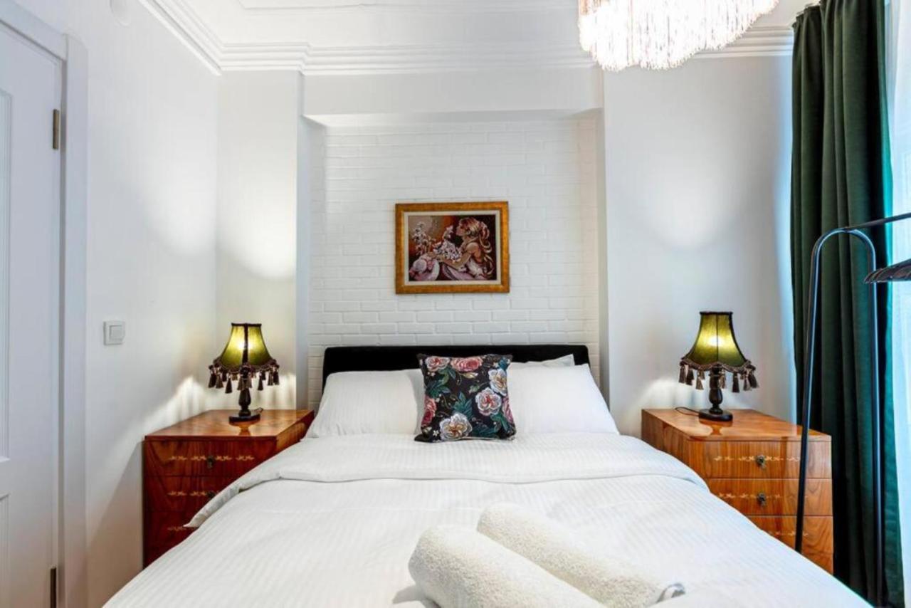 Historical 4-br Steps From Besiktas Stadium & Bosphorus Views - Prime Nisantasi Location! Daire İstanbul