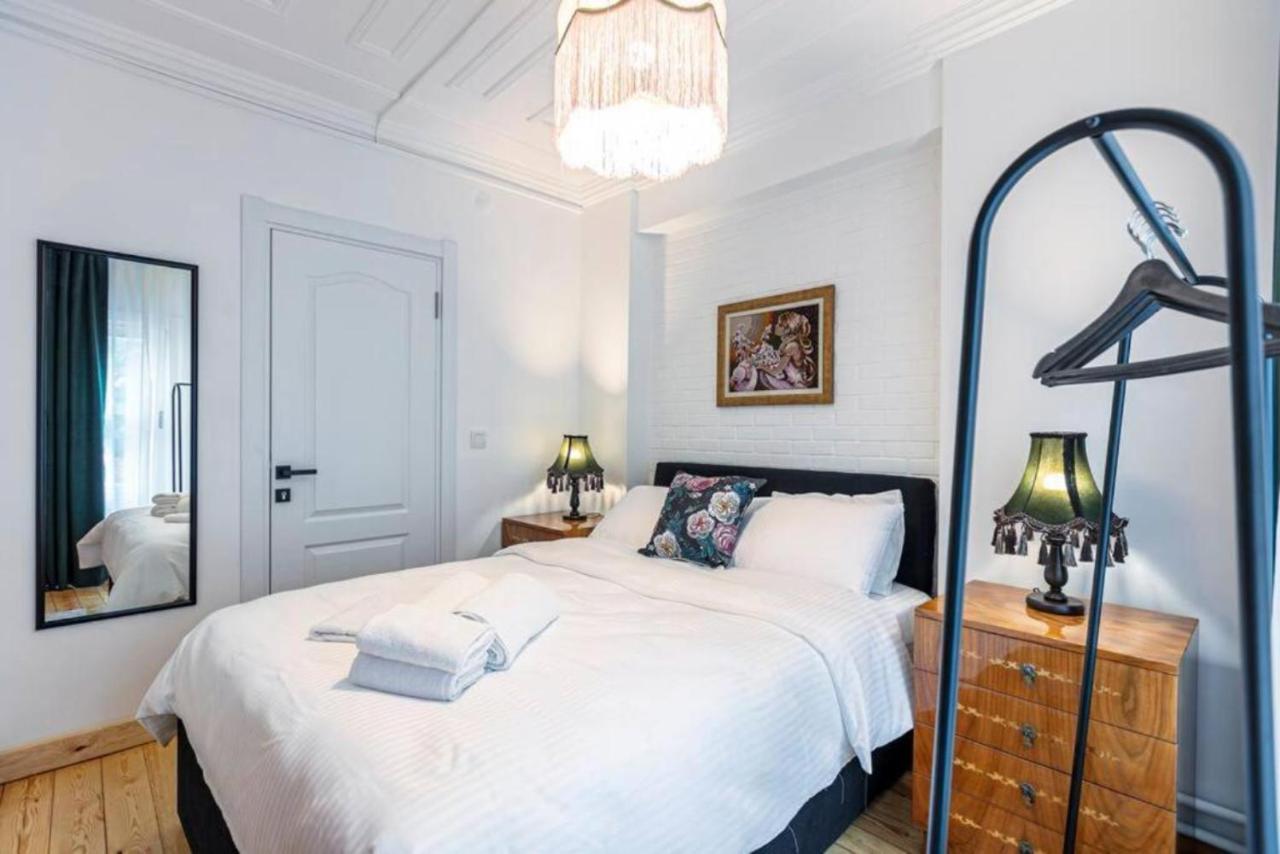 Historical 4-br Steps From Besiktas Stadium & Bosphorus Views - Prime Nisantasi Location! Daire *