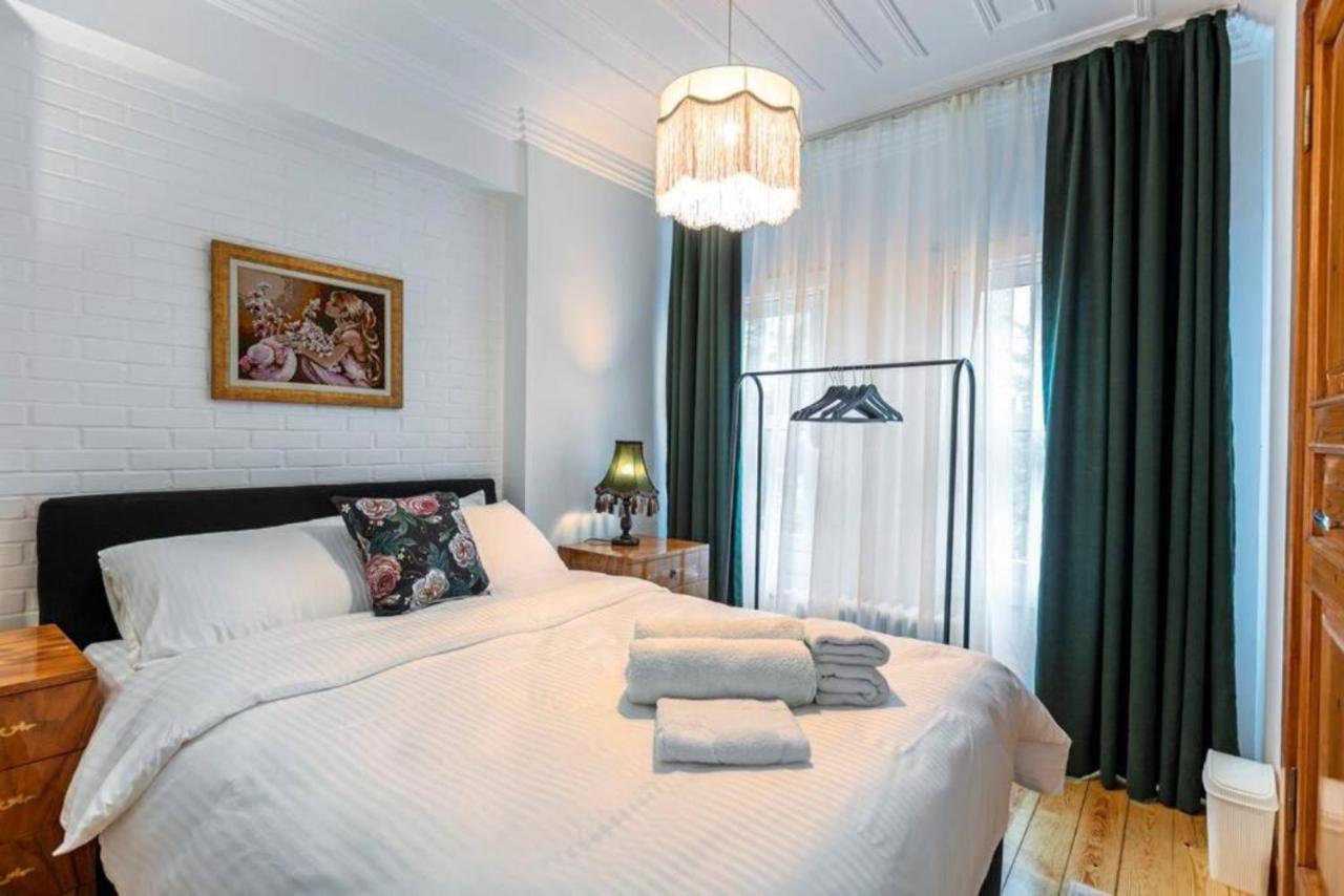 Historical 4-br Steps From Besiktas Stadium & Bosphorus Views - Prime Nisantasi Location! İstanbul