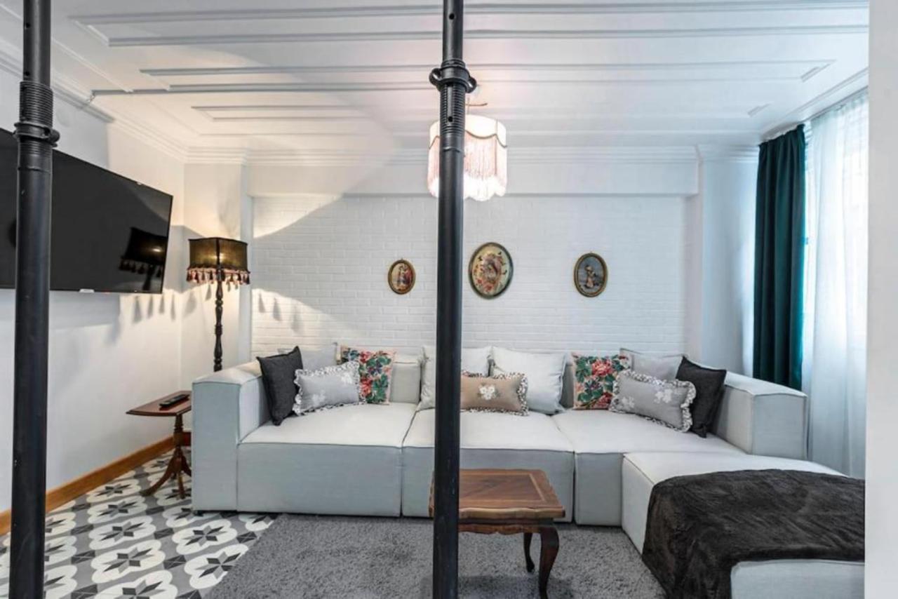 Historical 4-br Steps From Besiktas Stadium & Bosphorus Views - Prime Nisantasi Location! *