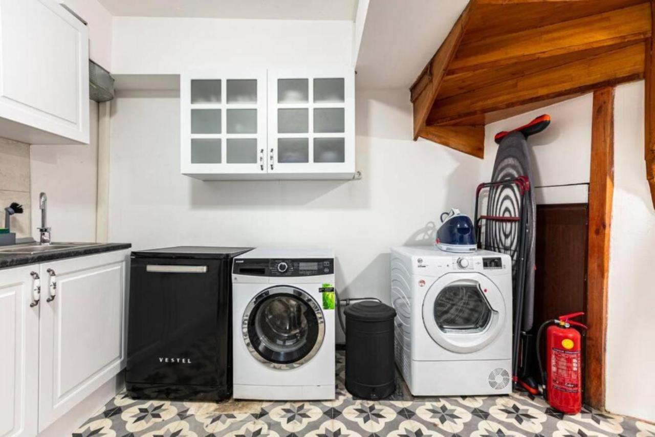 Daire Historical 4-br Steps From Besiktas Stadium & Bosphorus Views - Prime Nisantasi Location! *