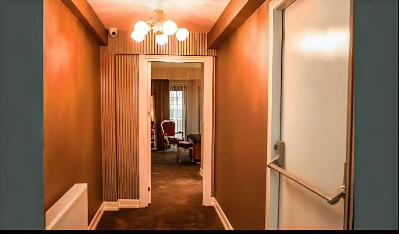 Pera Hotel *