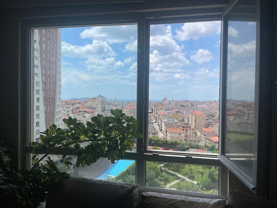 Acik Havuz Ve Deniz Manzarasi Sunan Site Ev Istanbul
