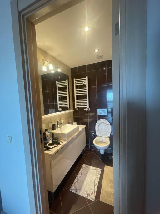 Acik Havuz Ve Deniz Manzarasi Sunan Site Ev Istanbul