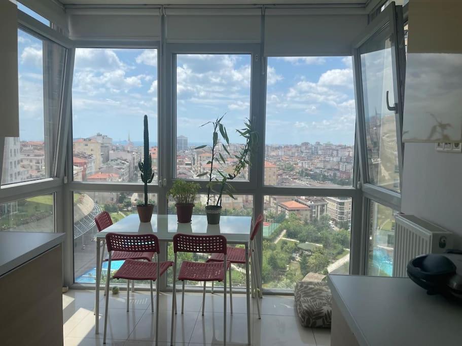 Acik Havuz Ve Deniz Manzarasi Sunan Site Ev Istanbul
